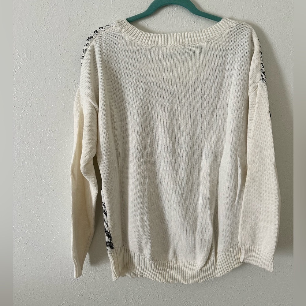 ๐SALE๐ black and white Aztec sweater size largeโโโโโโ - Picture 3 of 6